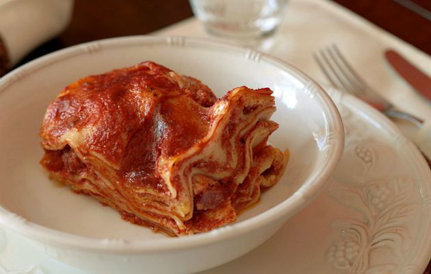 Lasagna al forno (a past o forn), brasciole (i brasciol) al sugo con contorno di piselli