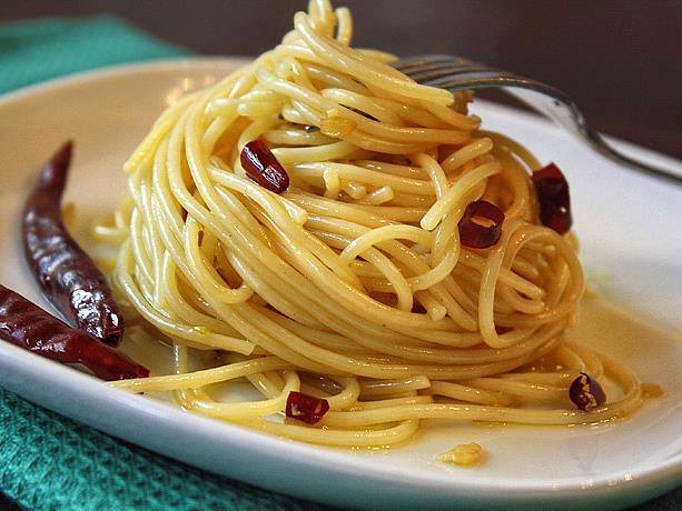 Spaghetti aglio, olio e peperoncino (flatidd iagh e iugh pu diavlecch)
