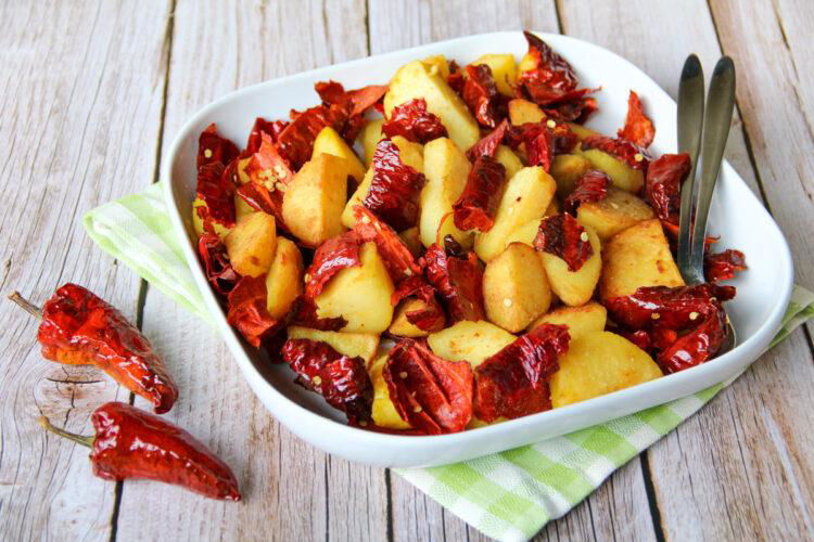 Peperoni cruschi fritti con patate lesse (i curnecchl s'ccat frett  pi patan scallat)