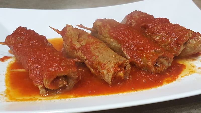 Lasagna al forno (a past o forn), brasciole (i brasciol) al sugo con contorno di piselli