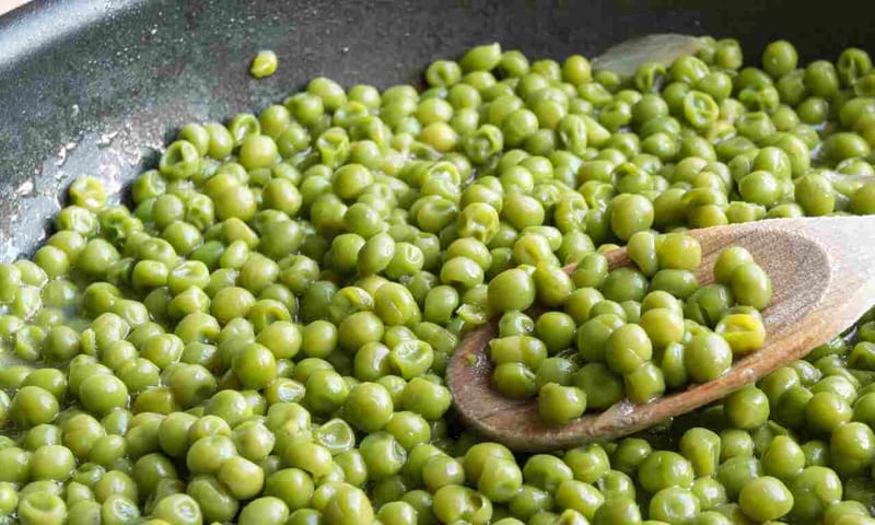 Lasagna al forno (a past o forn), brasciole (i brasciol) al sugo con contorno di piselli