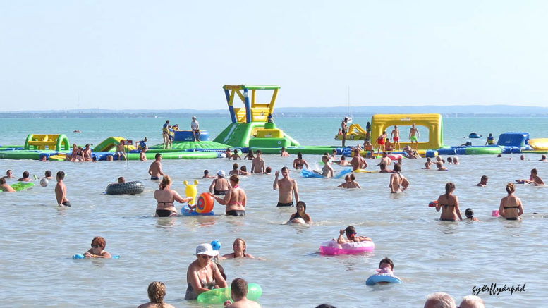 Nyitnak a strandok Balatonkenesén.