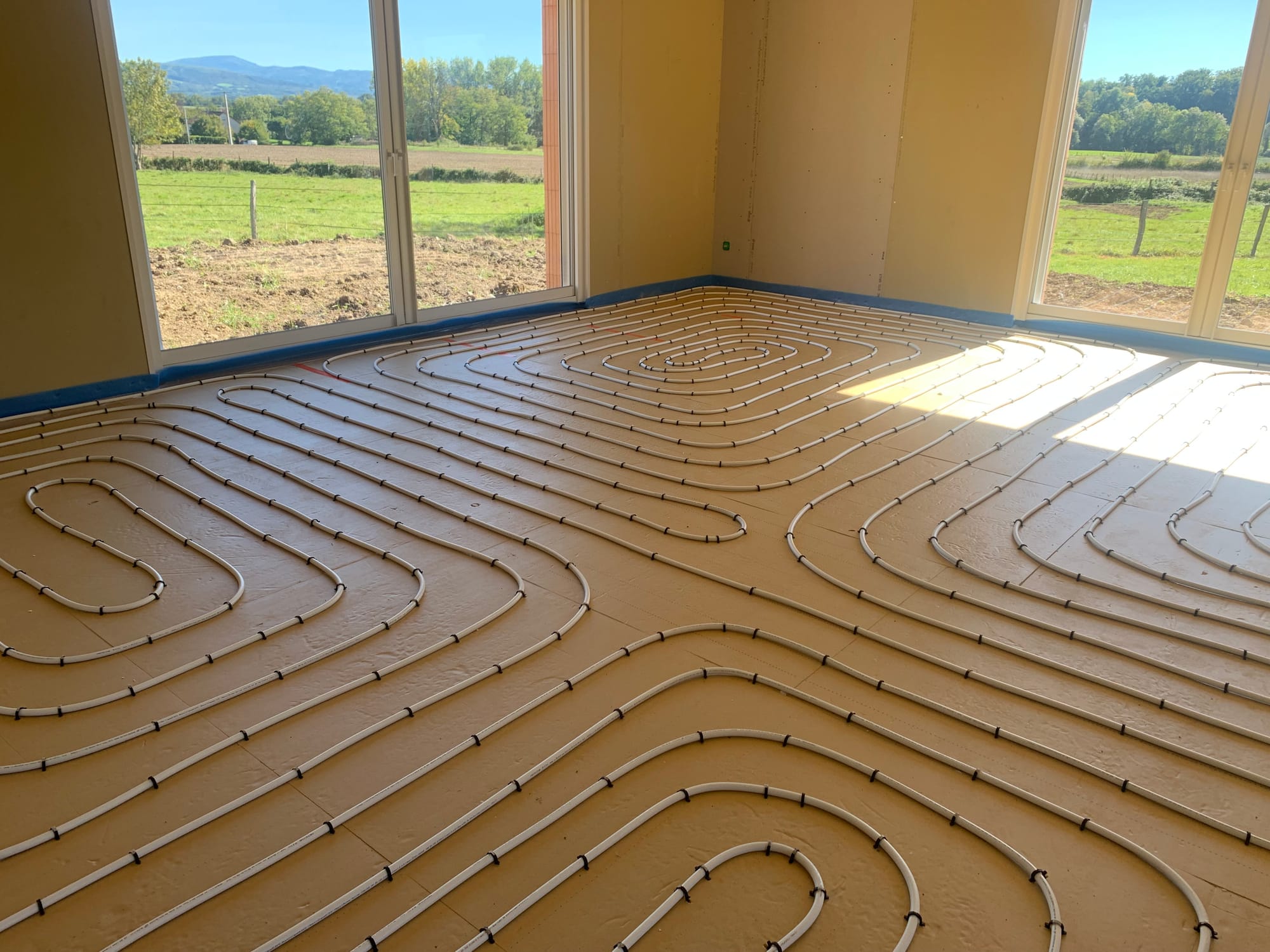 La pose du système pour le plancher chauffant