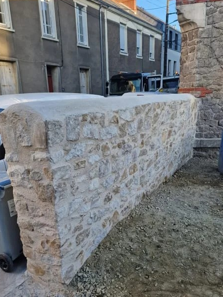 TUFFEAU, BRIQUE ET GRANITE