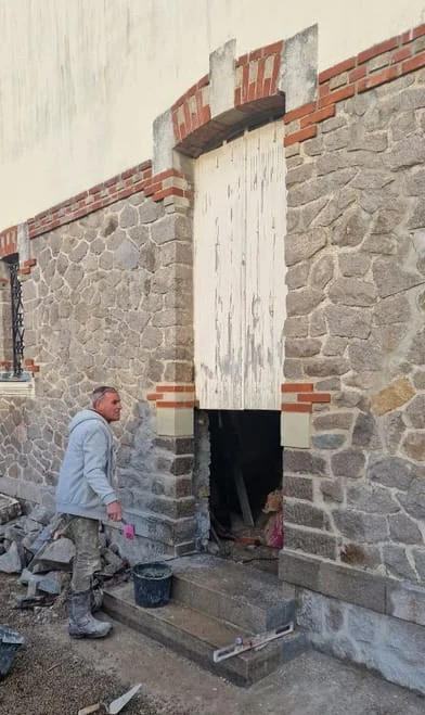 TUFFEAU, BRIQUE ET GRANITE