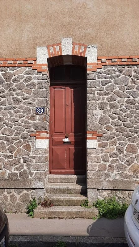 TUFFEAU, BRIQUE ET GRANITE