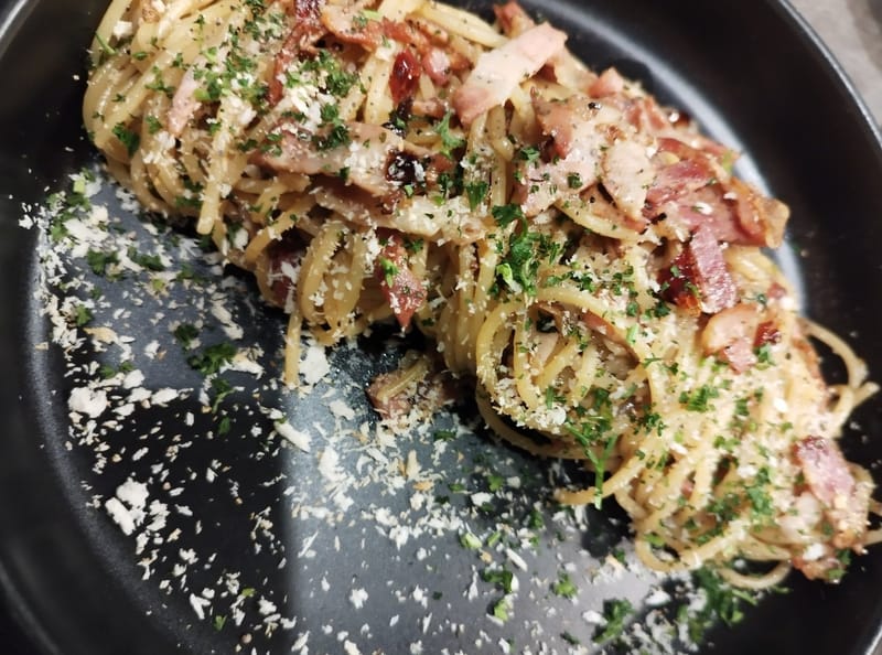 Spaghetti bacon garlic pepper