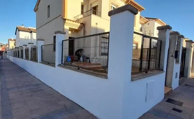 CASA 87, RONDA - Large semi-detached house on sought-after estate - 185,000€