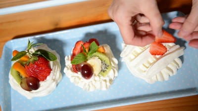 פבלובה עם קרם שמנת ופירות העונה