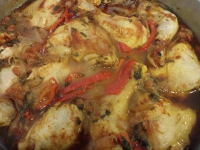 עוף רך ועסיסי ברוטב עגבניות