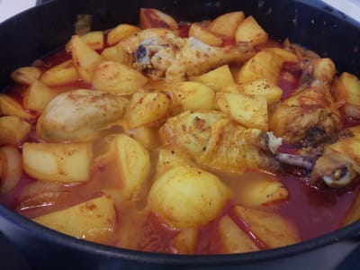 עוף ותפוח אדמה עסיסיים..