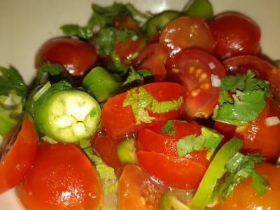 סלט עגבניות שרי חריף