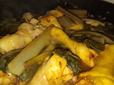 עוף מבושל עם מנגולד ולימון כבוש