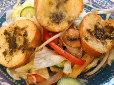 סלט חסה חם עם קרוטוני זעתר