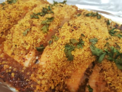 דג סלמון עם פירורי לחם