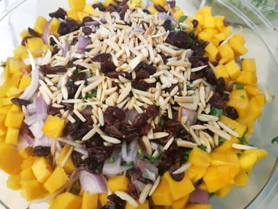 סלט חסה ומנגו