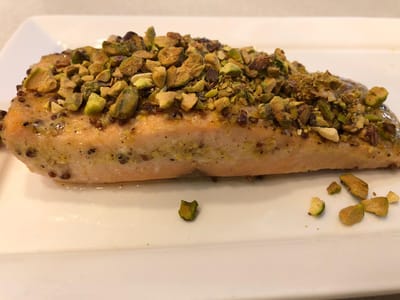 דג סלמון עם קראסט פיסטוקים