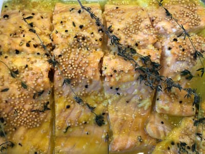 דג סלמון עם טימין וגרגירי חרדל