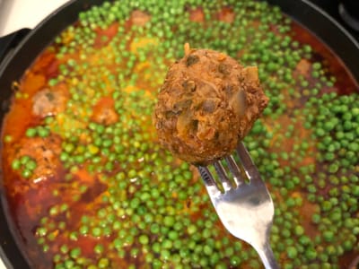 קציצות ואפונה ברוטב אדום