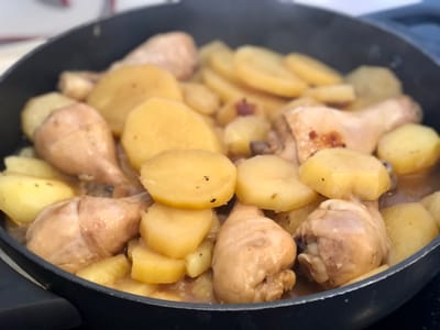 עוף ותפוחי אדמה בסיר