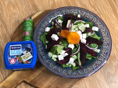 סלט חסה סלק ושניצל פרומעז