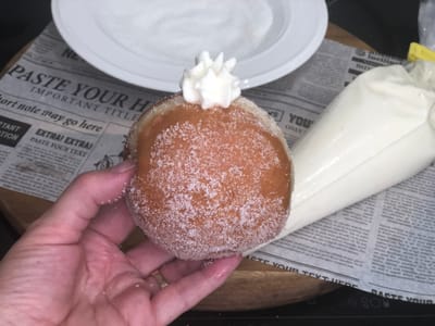 סופגניות עם קרם וניל וסוכר