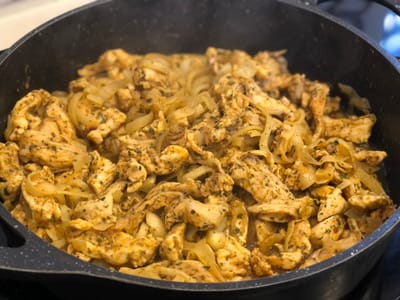 חזה עוף מוקפץ עם בצל וכוסברה