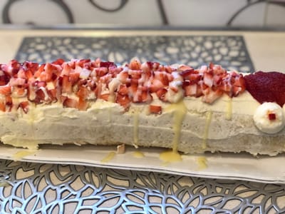 רולדת וניל עם תותים וקרם שמנת