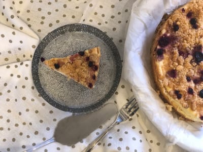 עוגת גבינה פירורים ופירות יער נעמה קדוש