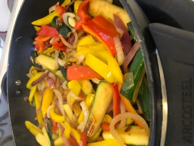 מוקפץ ירקות ואטריות