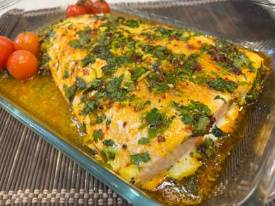 דג סלמון עם עשבי תיבול