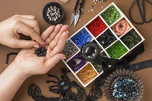 ATELIER CRÉATIF AVEC DES PIERRES SEMI-PRÉCIEUSES ET QUIZZ