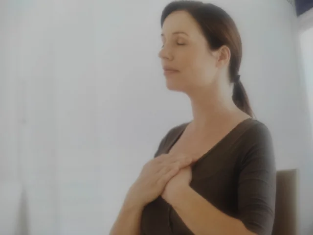 AUTO-TRAITEMENT EN REIKI ET AUSSI, AUTO MASSAGE DES MAINS PAR BULLE DE BIEN-ÊTRE MINÉRAL