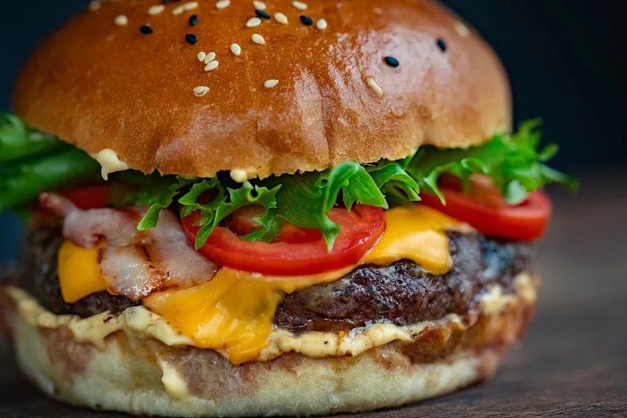 Las deliciosas ventajas de emprender en el mundo de las hamburguesas a la parrilla