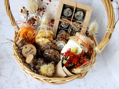 4 Must-Have Food Items For Your New Mum Gift Box