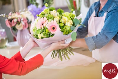 How Bouquets of Flowers Enhance the Beauty of Gift Hampers?