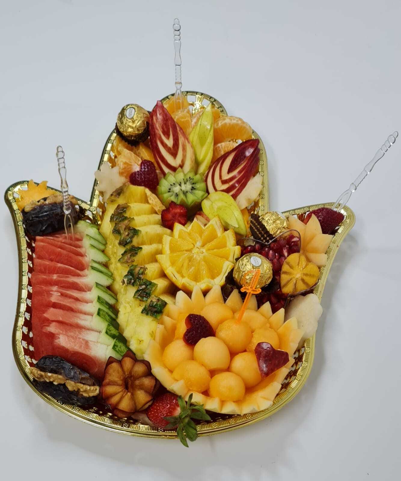 מגשים קטנים עם מגוון פירות ציבעוניים