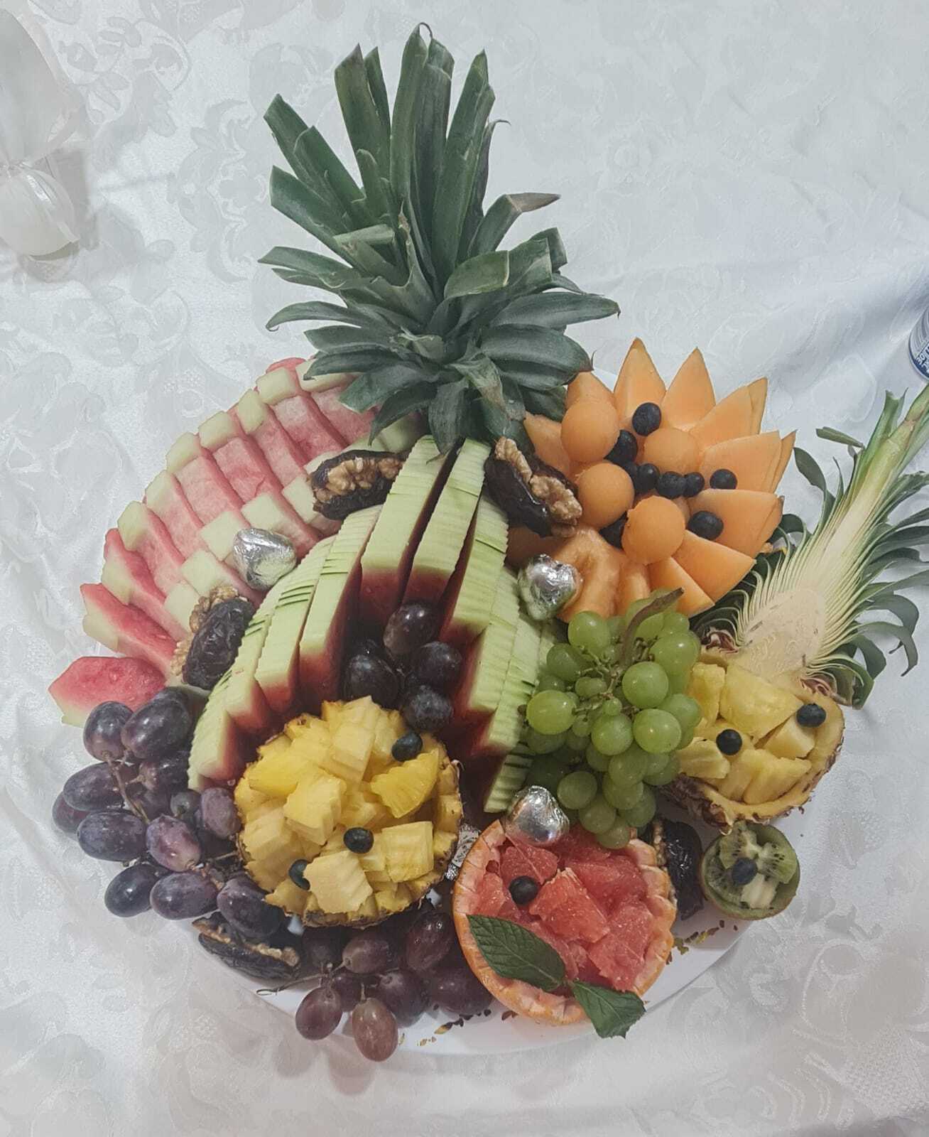 מגשים קטנים עם מגוון פירות ציבעוניים