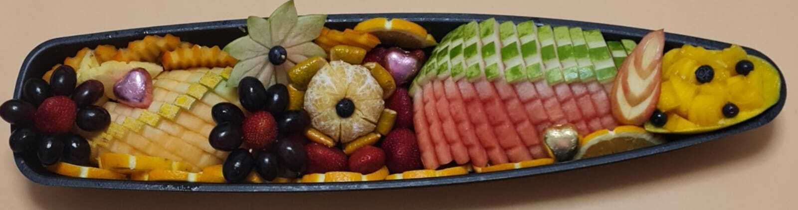 מגשים קטנים עם מגוון פירות ציבעוניים