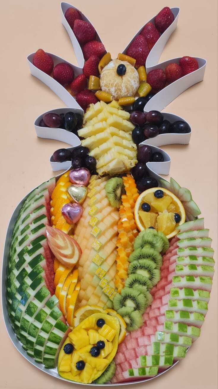 מגשים קטנים עם מגוון פירות ציבעוניים