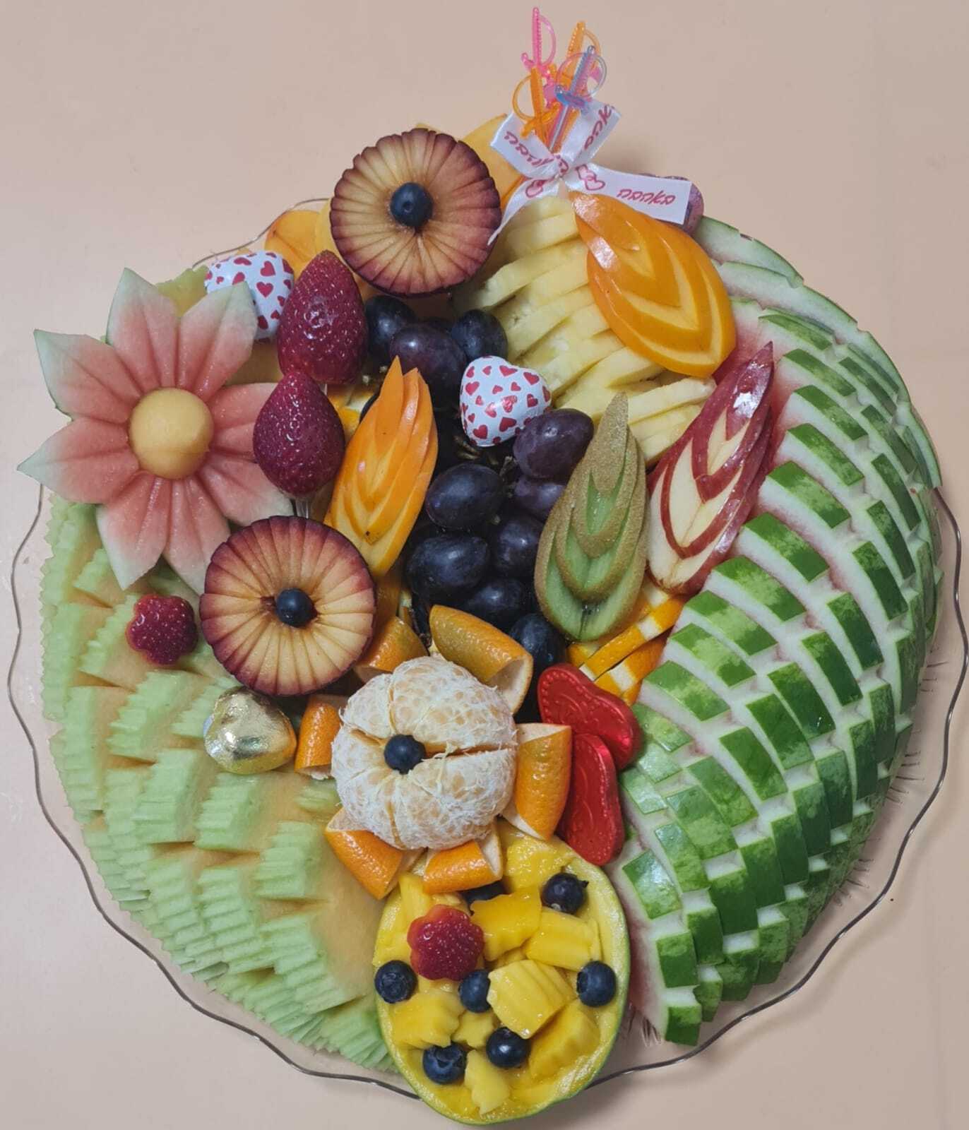 מגשים קטנים עם מגוון פירות ציבעוניים