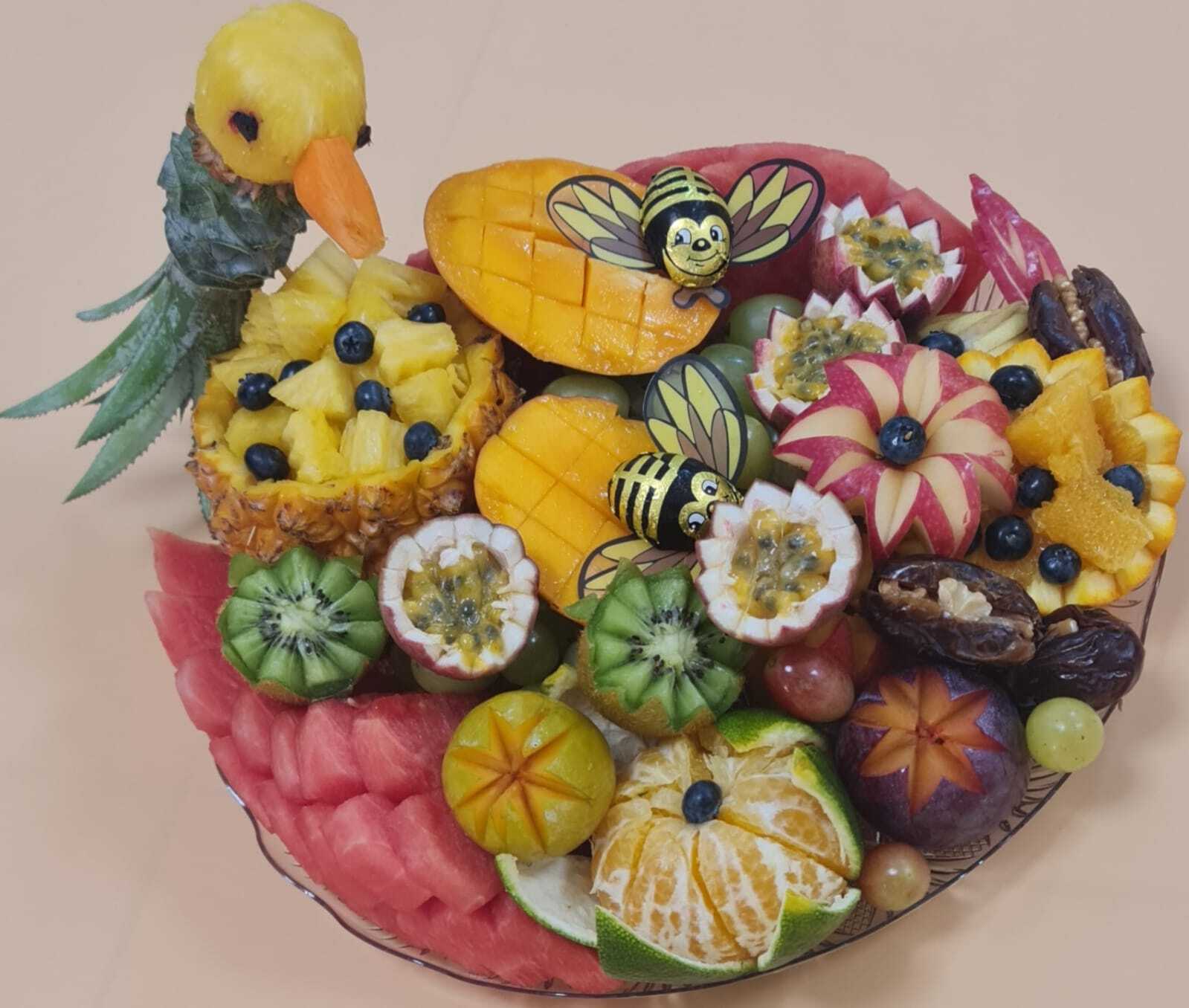 מגשים קטנים עם מגוון פירות ציבעוניים