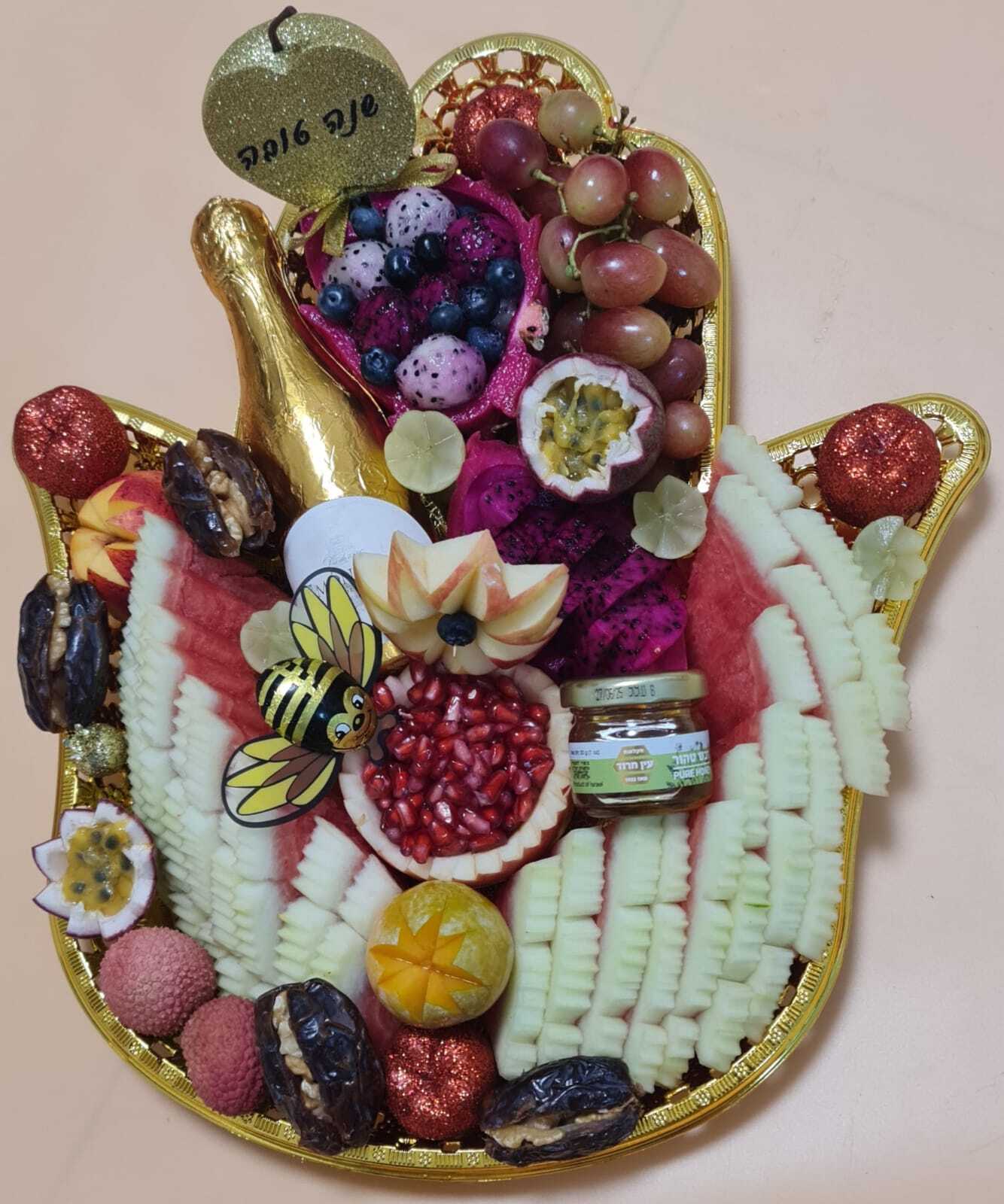 מגשים קטנים עם מגוון פירות ציבעוניים