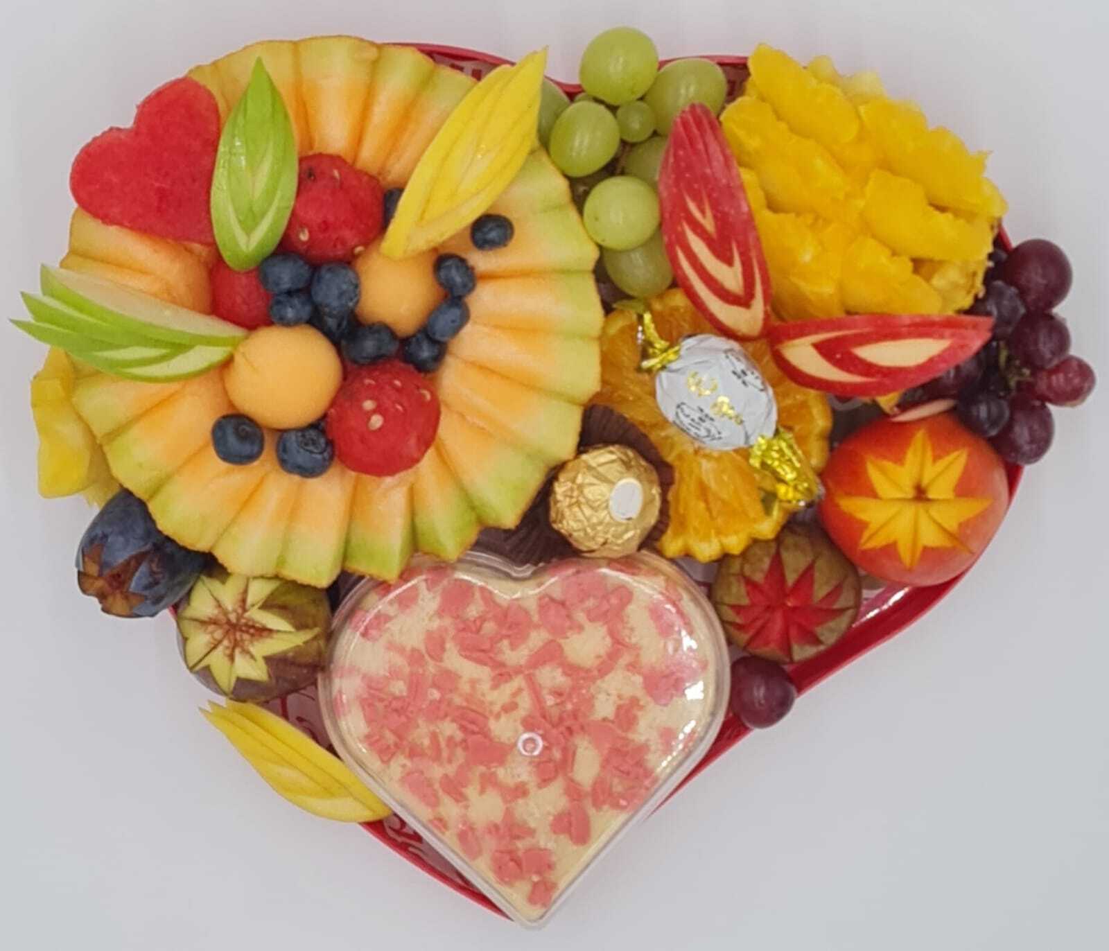 מגשים קטנים עם מגוון פירות ציבעוניים