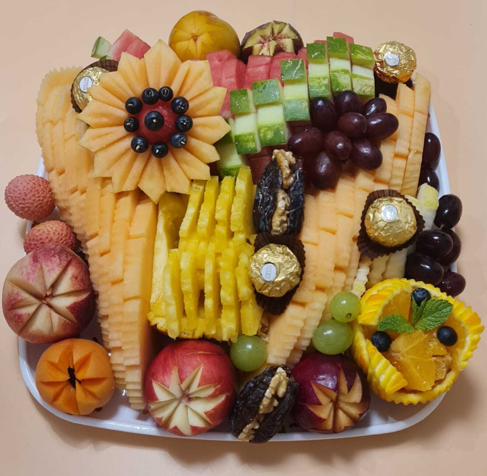 מגשים קטנים עם מגוון פירות ציבעוניים