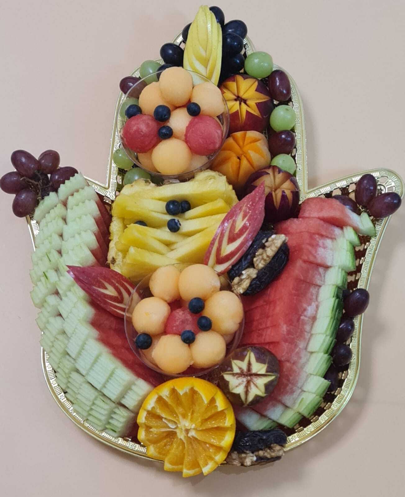 מגשים קטנים עם מגוון פירות ציבעוניים