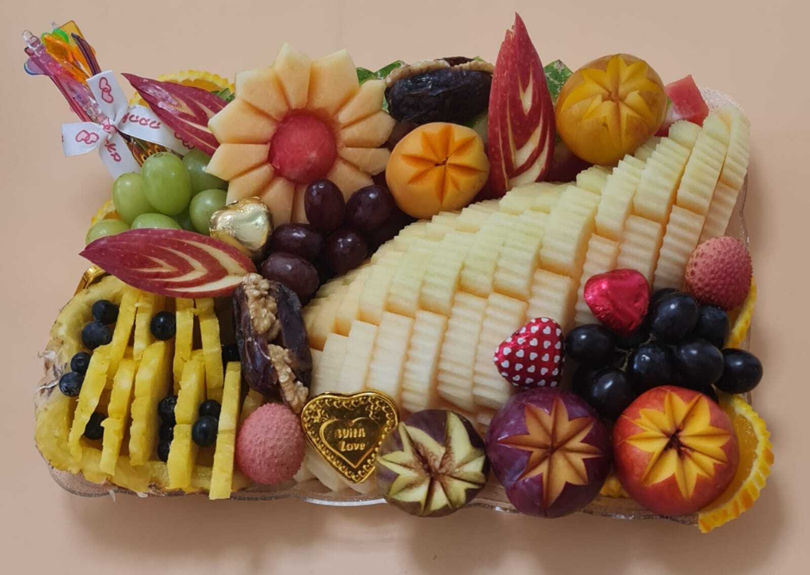 מגשים קטנים עם מגוון פירות ציבעוניים