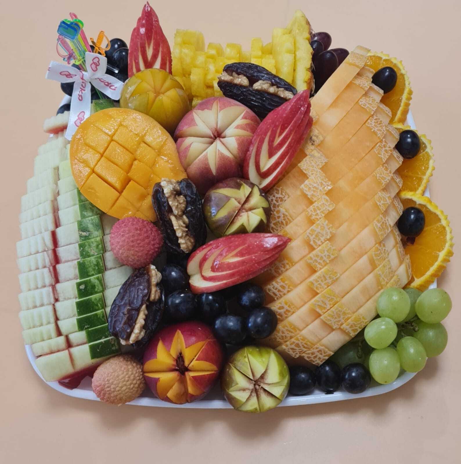 מגשים קטנים עם מגוון פירות ציבעוניים