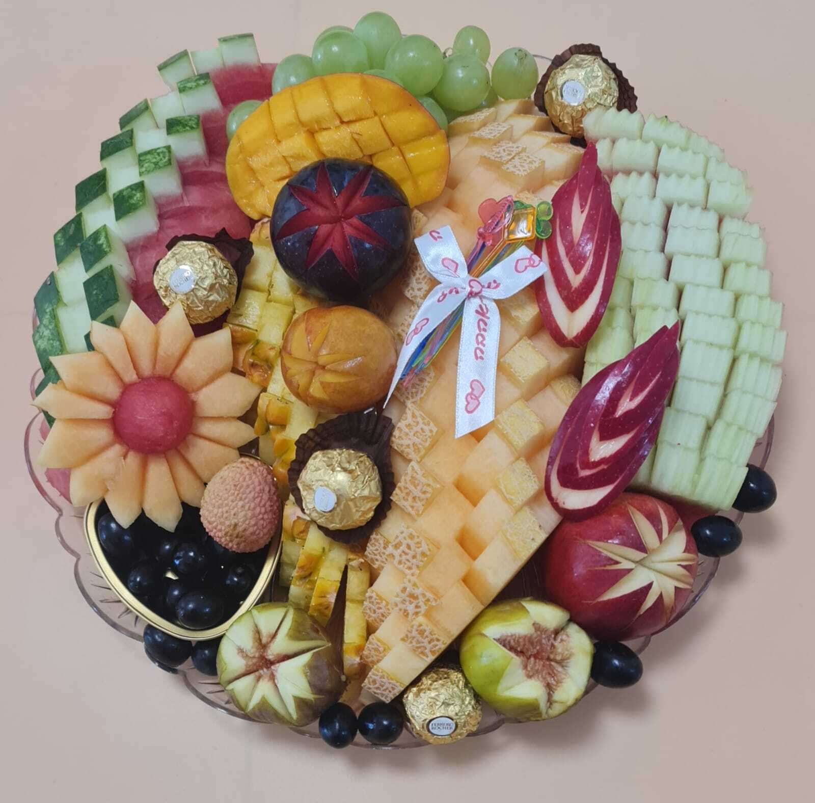 מגשים קטנים עם מגוון פירות ציבעוניים