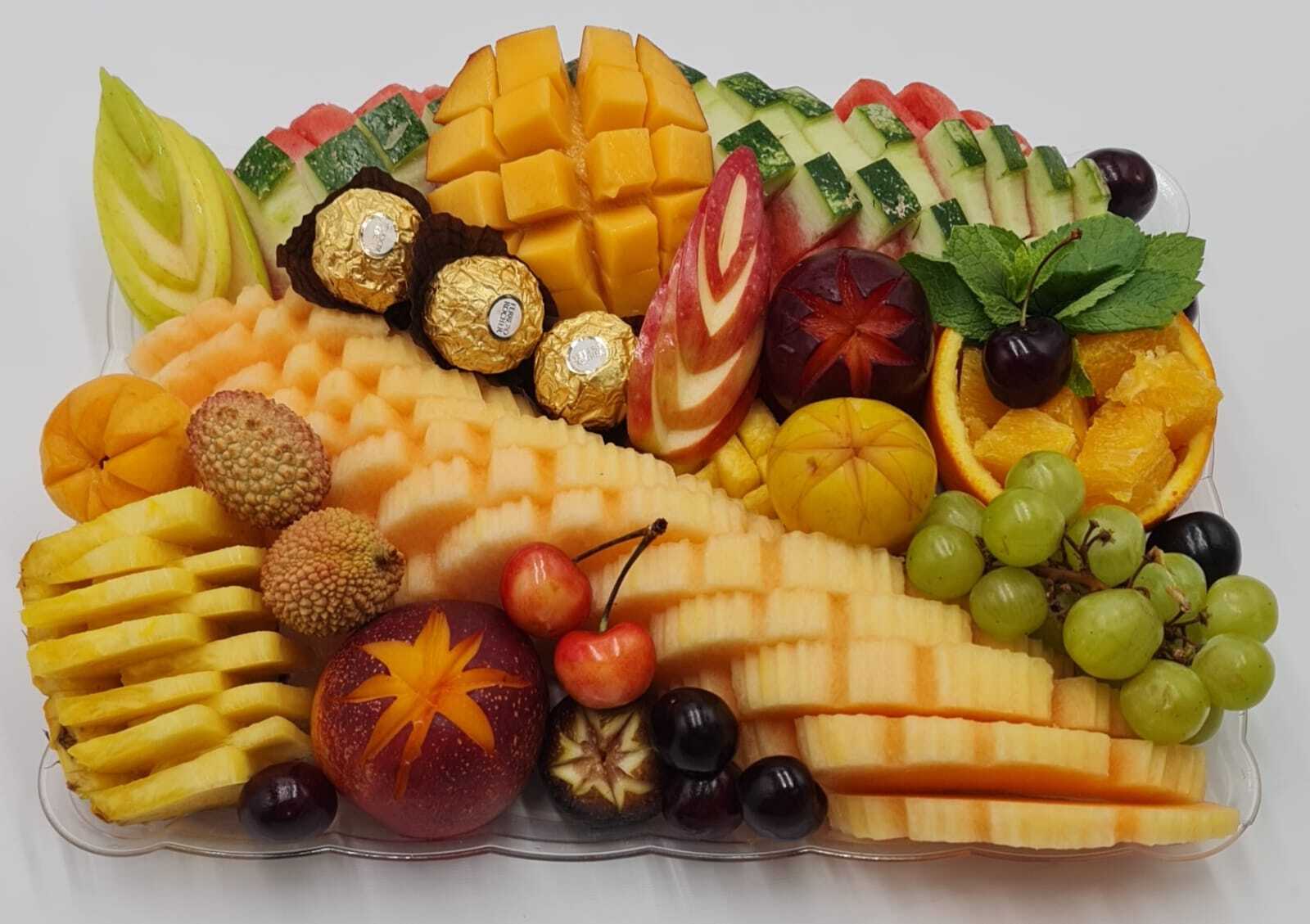 מגשים קטנים עם מגוון פירות ציבעוניים